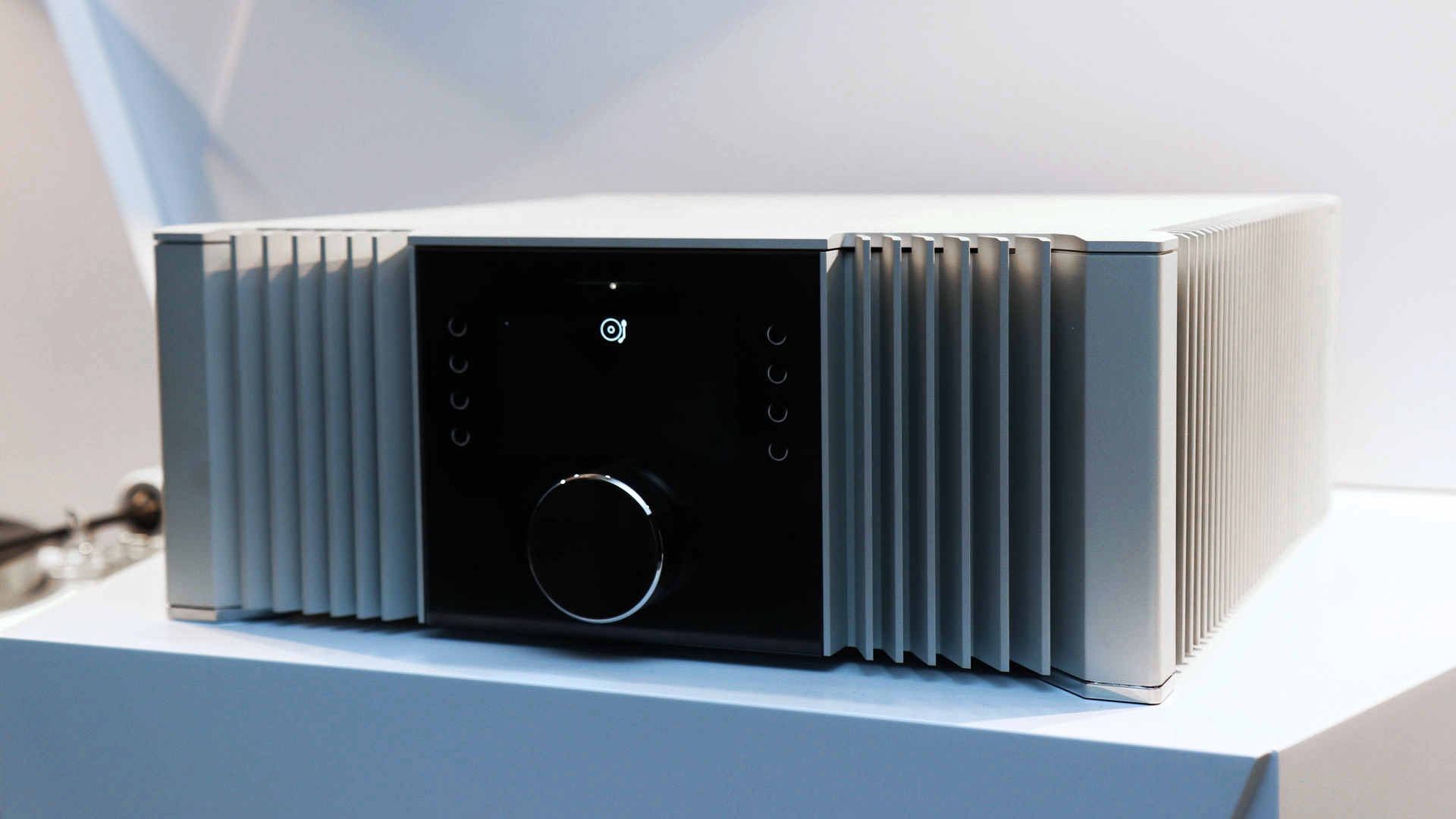 Burmester 232: Hiện đại, sang trọng và tối giản theo phong cách ultra high-end Đức.