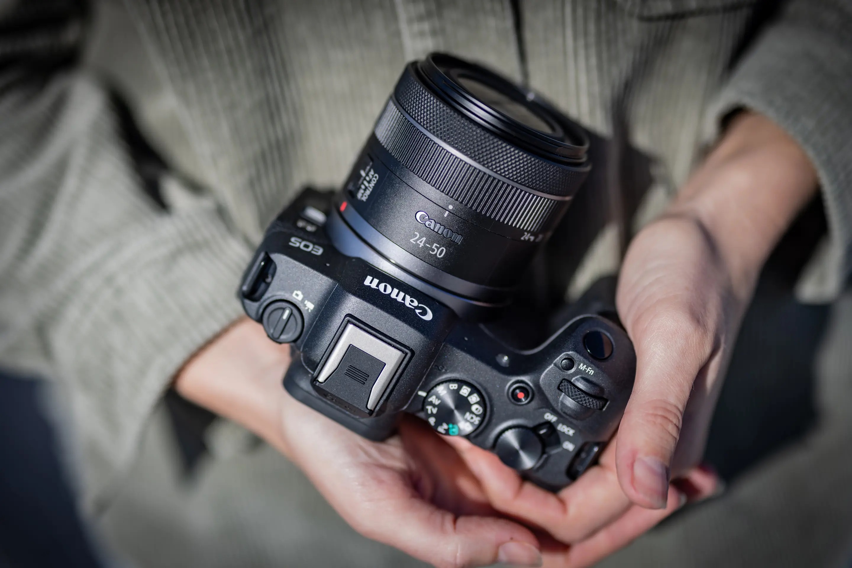 Canon ra mắt EOS R50: Mẫu mirrorless "hạt dẻ" nhất tính tới thời điểm hiện tại