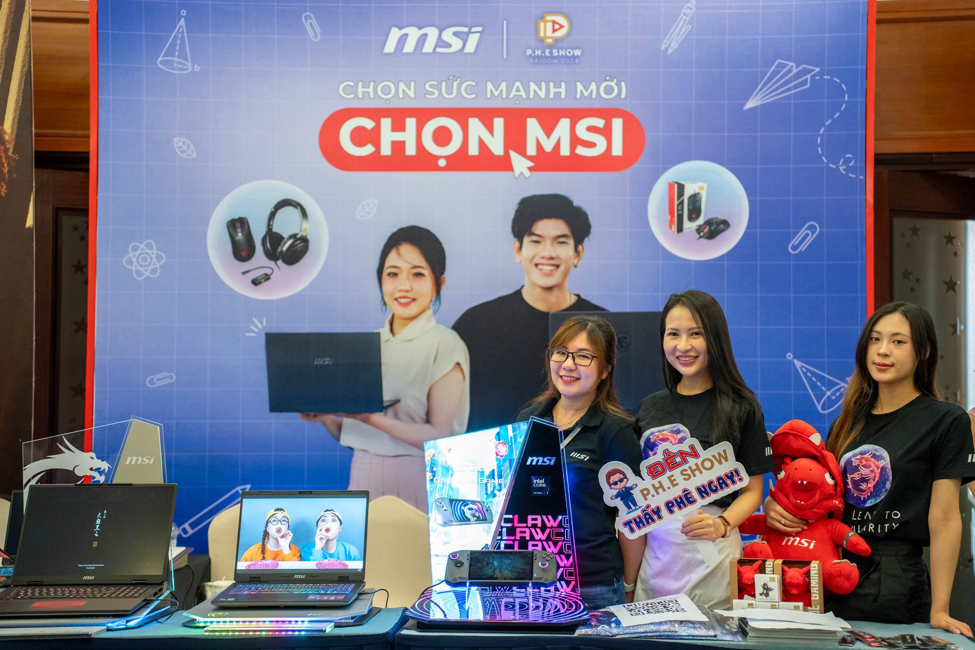 Trải Nghiệm Các Mẫu Laptop 'Xịn Sò' Dành Cho Học Sinh - Sinh Viên Tại Gian Hàng Của MSI Tại P.H.E Show 2024