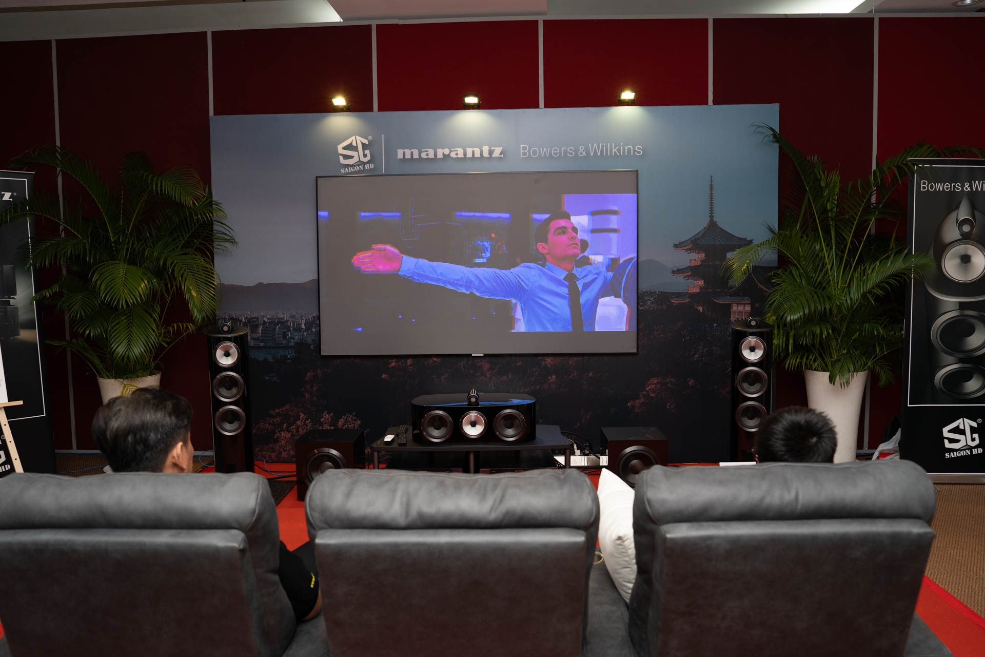 Trải Nghiệm Giải Trí Tại Gia Đỉnh Cao Tại Phòng Phim Đẳng Cấp Của SAIGON HD Tại P.H.E Show 2024