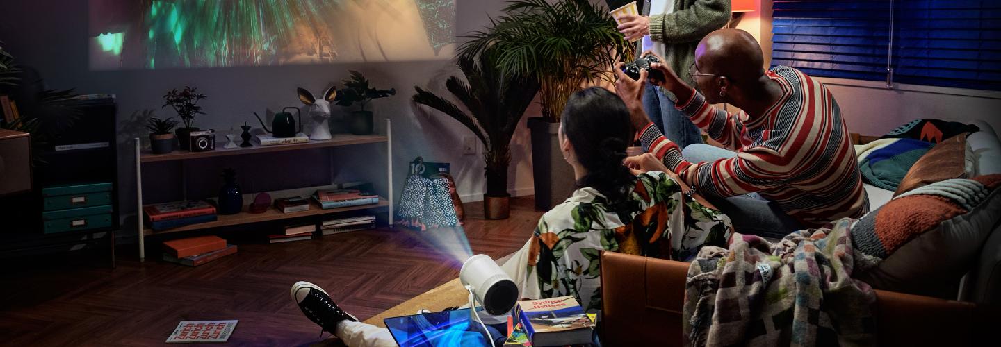 Samsung Freestyle Gen 2 trình làng - Mẫu máy chiếu di động nhỏ gọn, chơi game Xbox không cần máy, giá 800 USD